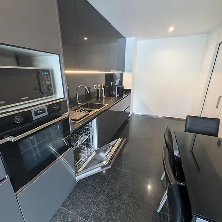 Appartement Modern Luxury Flat With Two Ensuite Bedrooms Pool